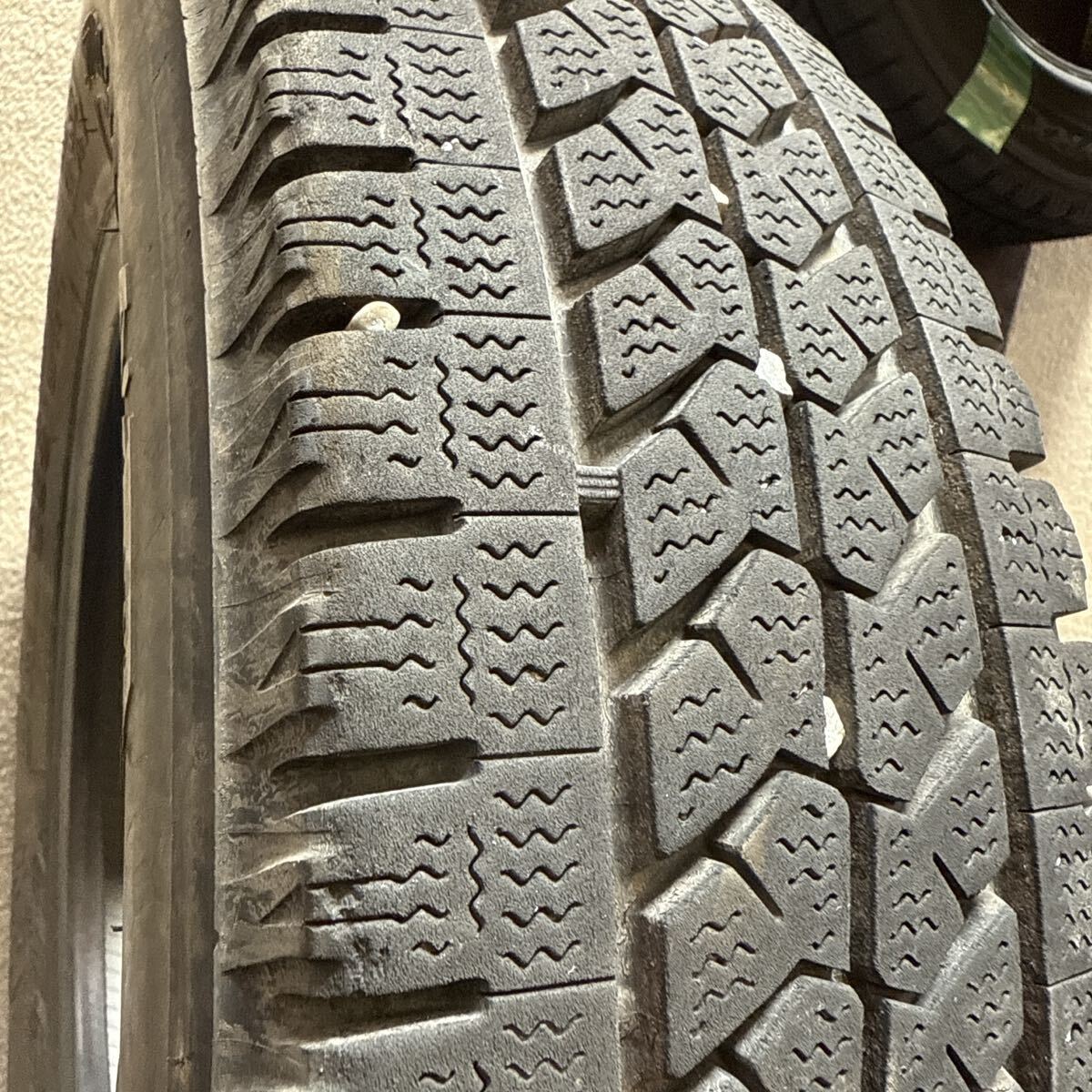 175/75R15 103/101L LT BRIDGESTONE BLIZZAK W979 ブリヂストン　中古 スタッドレスタイヤ　１本のみ　2021年製　送料無料　_画像8