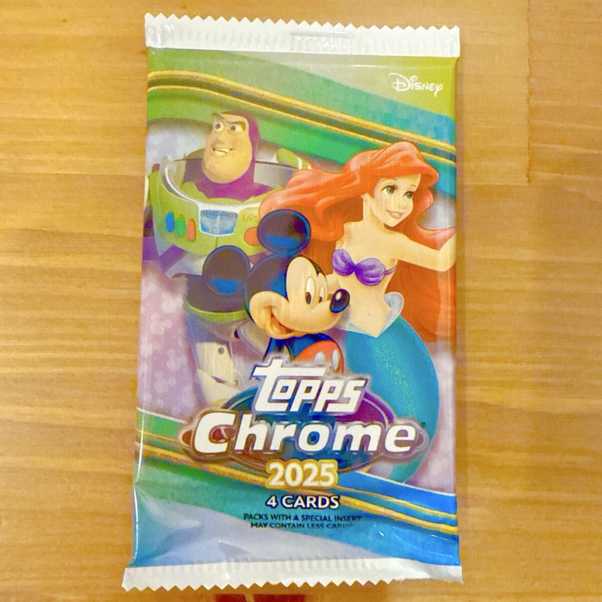 入手困難！未開封1パック【topps Chrome Disney MEGA BOX】カード4枚入り　 ディズニー　トップス　クローム_画像1