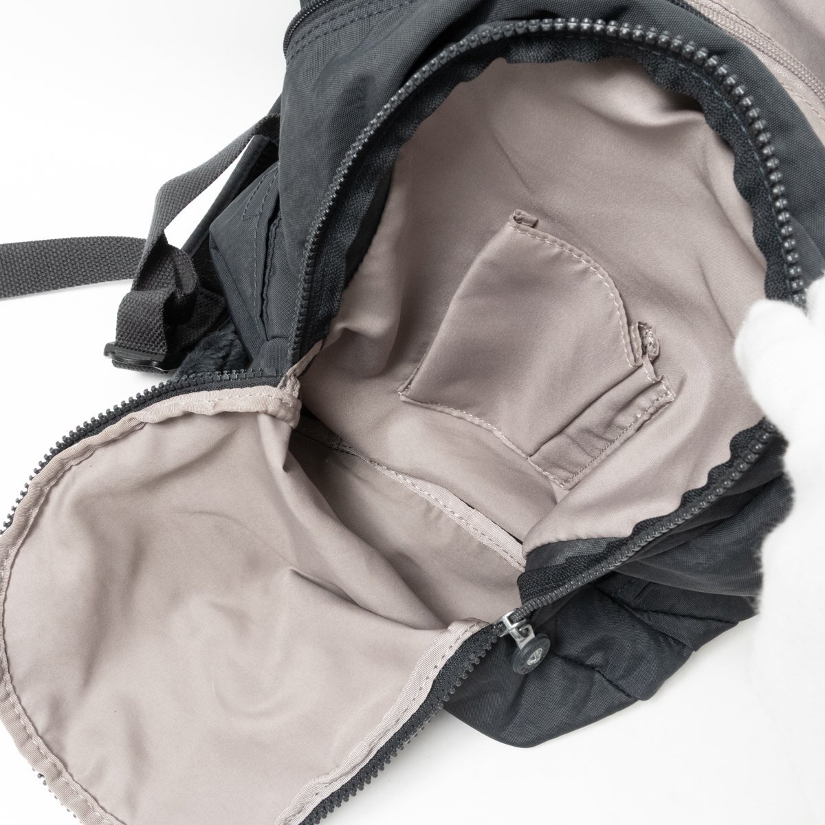 KIPLING キプリング バックパック デイバッグ リュックサック 鞄 ネイビー 紺 合成繊維 ゴリラチャーム ファスナー開閉式 レディース_画像6