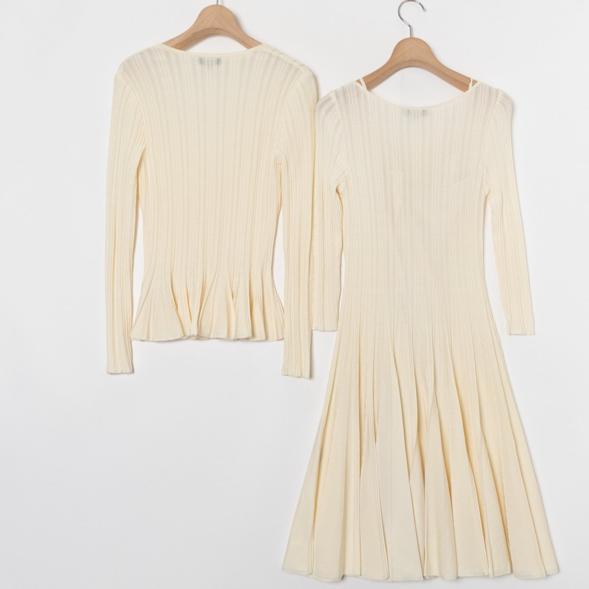 【1円スタート】EPOCA エポカ ニットセットアップ 40サイズ Vネックカーディガン 膝丈ワンピース キャミソール付き 化繊 オフ白 春秋_画像2