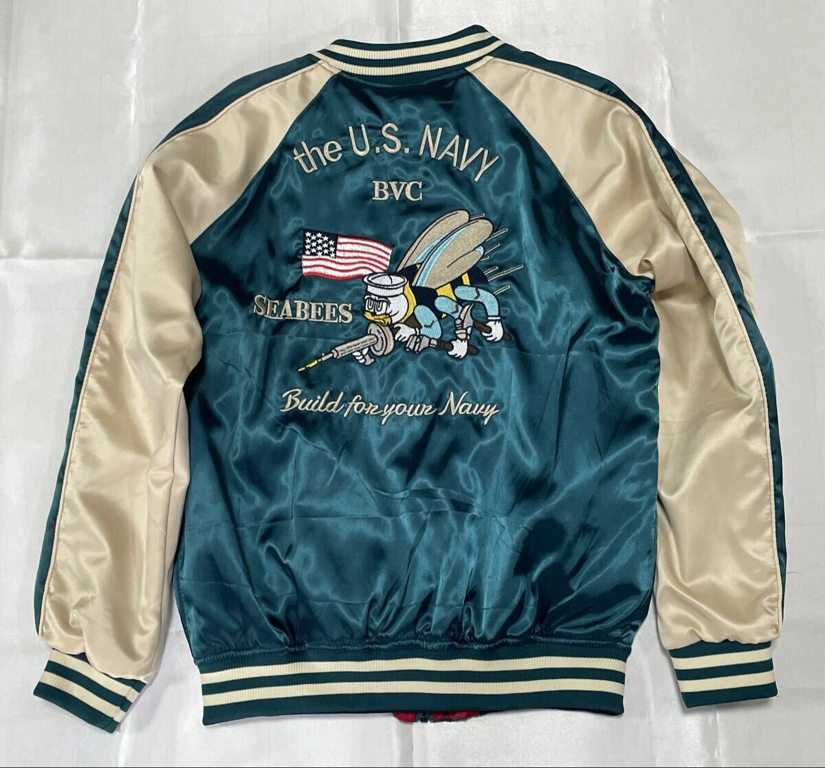 リバーシブルスカジャン・両方全面豪華刺繍・緑×ベージュと赤×黒 SEABEES US.NAVY&日本スタイル Lサイズ相当サテンスーベニアジャケット_画像1