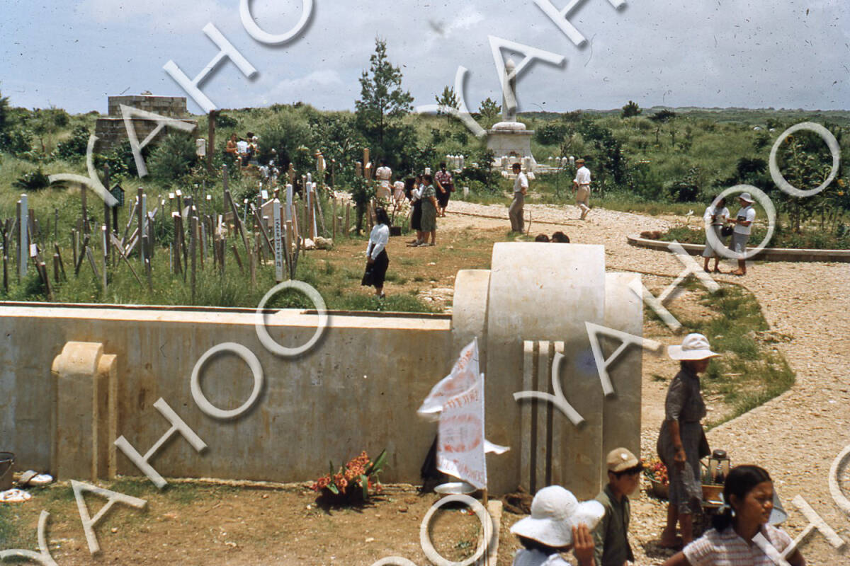 古写真/占領軍将校が撮影した日本 66　《 墓参り　沖縄　1953年ごろ》カラースライド　プリントは無し　EPSON GT-X970でスキャンしています_画像1