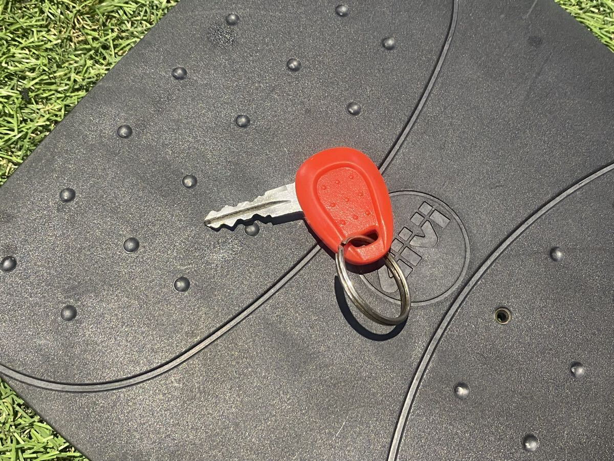 メ①/レアカラー◆GIVI イタリアントリコロール柄◆ トップケース リアボックス◆ モノロック◆鍵1本ベース付き◆ベスパ Vespa.DUCATIなど_画像8