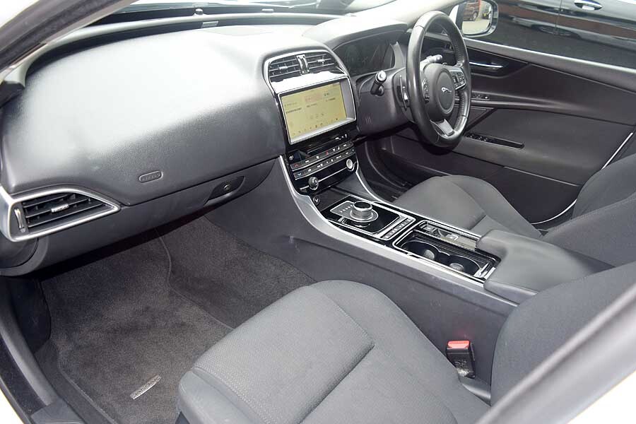 31年モデル 車検R9年1月 ディーラー記録有 人気のホワイトカラー ジャガー XE ピュア 正規ディーラー車 出品中の現車確認可能_画像7