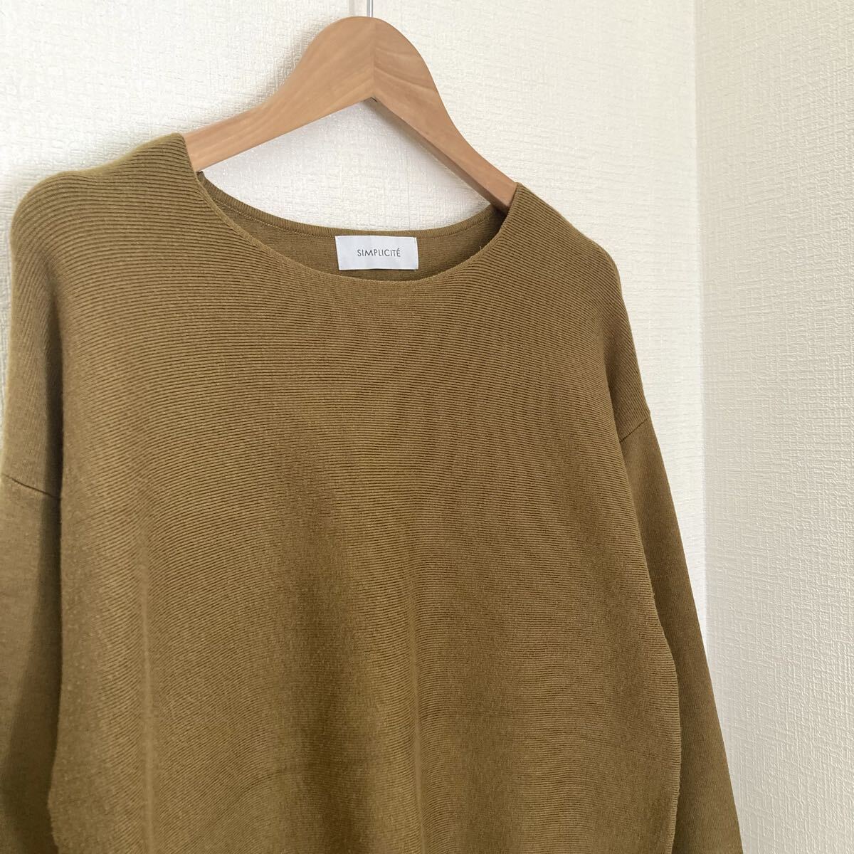 シンプリシテェ　薄手　長袖　レディース　ニット　セーター　丸首　カーキ　無地_画像4