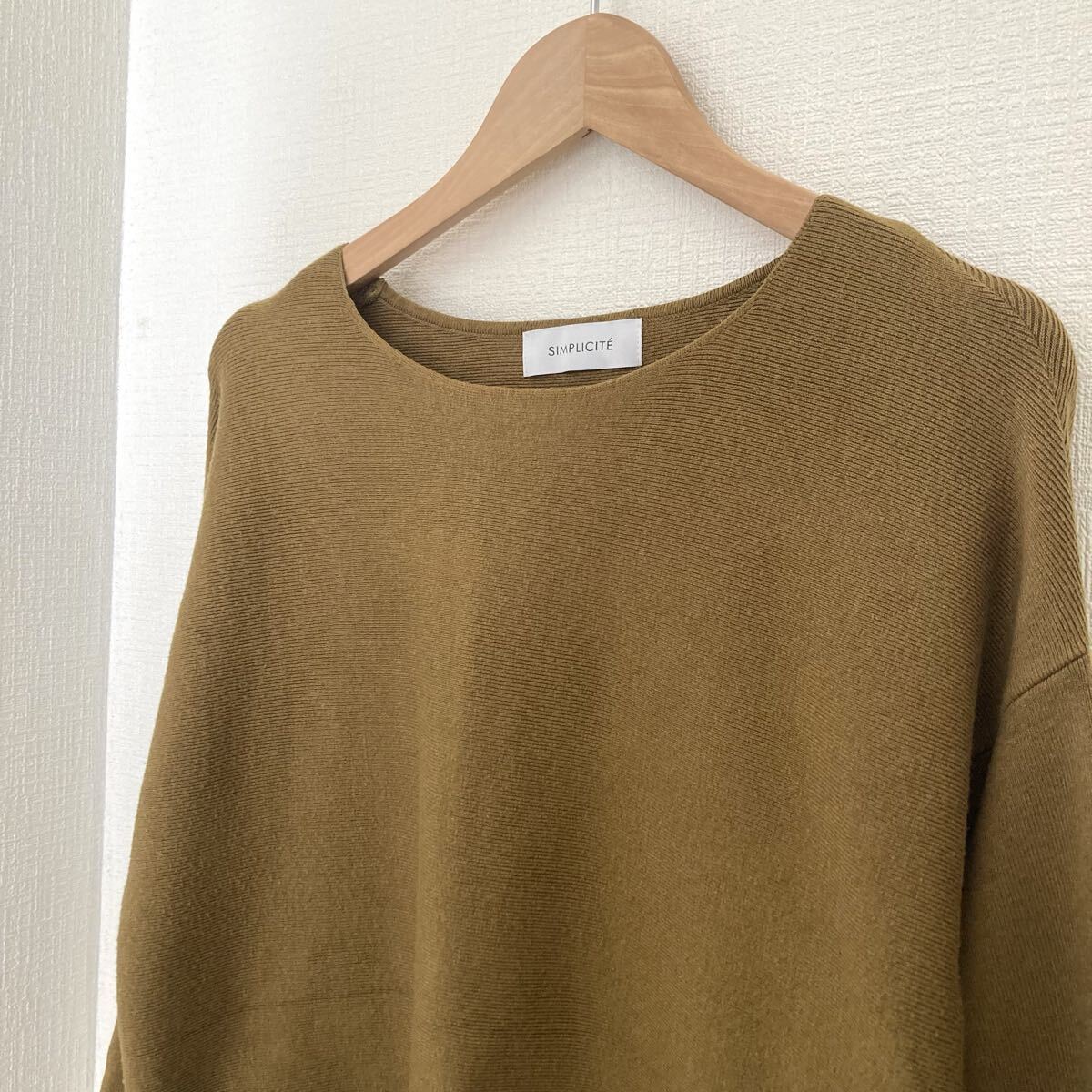 シンプリシテェ　薄手　長袖　レディース　ニット　セーター　丸首　カーキ　無地_画像5