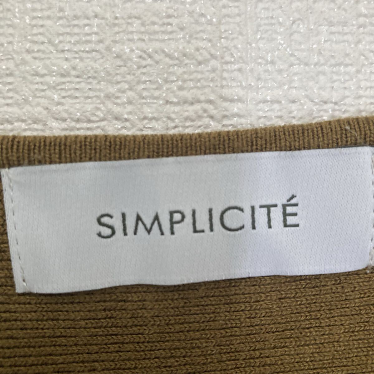 シンプリシテェ　薄手　長袖　レディース　ニット　セーター　丸首　カーキ　無地_画像8