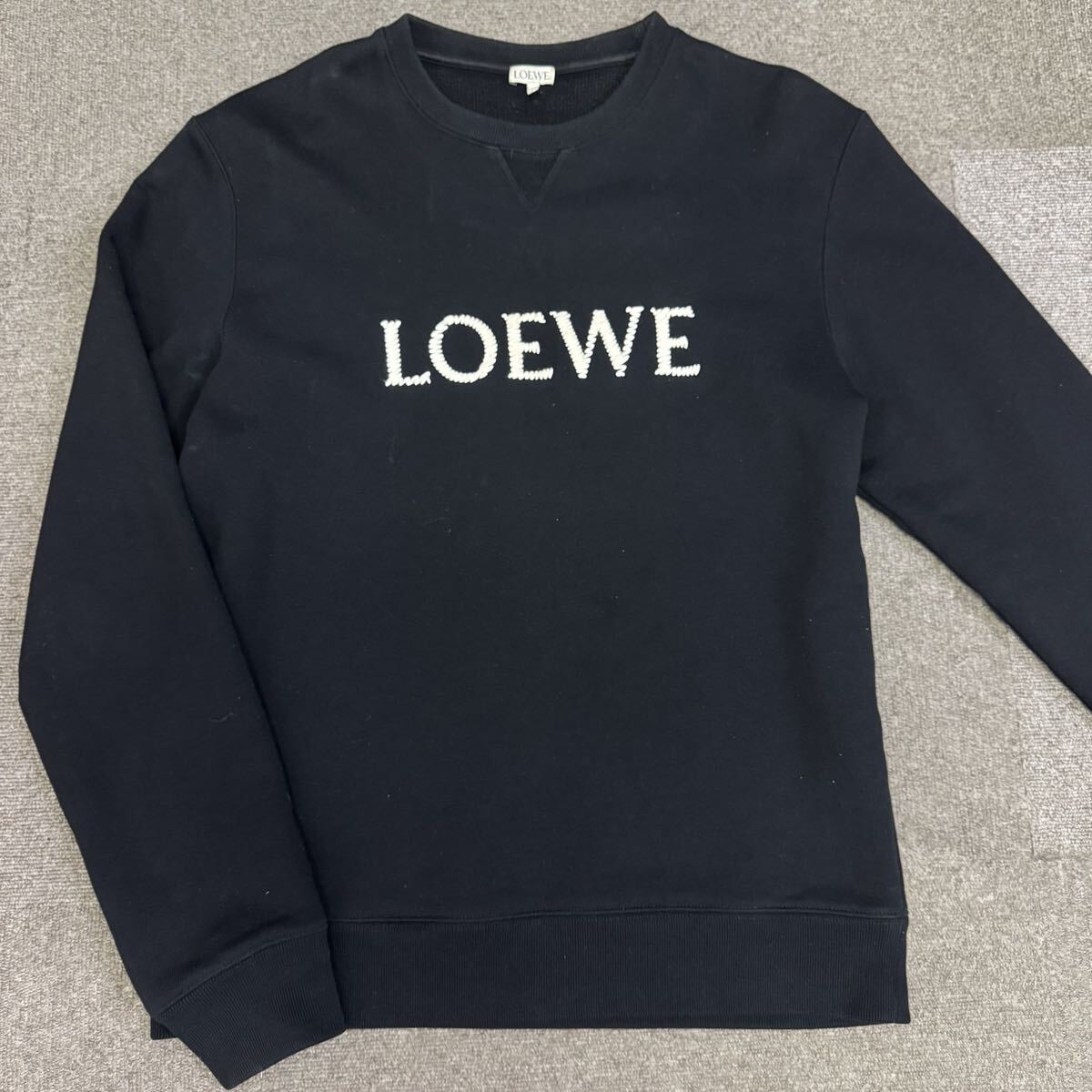 26『極美品・現行タグ』 LOEWE ロエベ メンズ スウェット トレーナー ビッグロゴ 刺繍 ロゴ ブラック 黒 Mサイズ相当_画像1