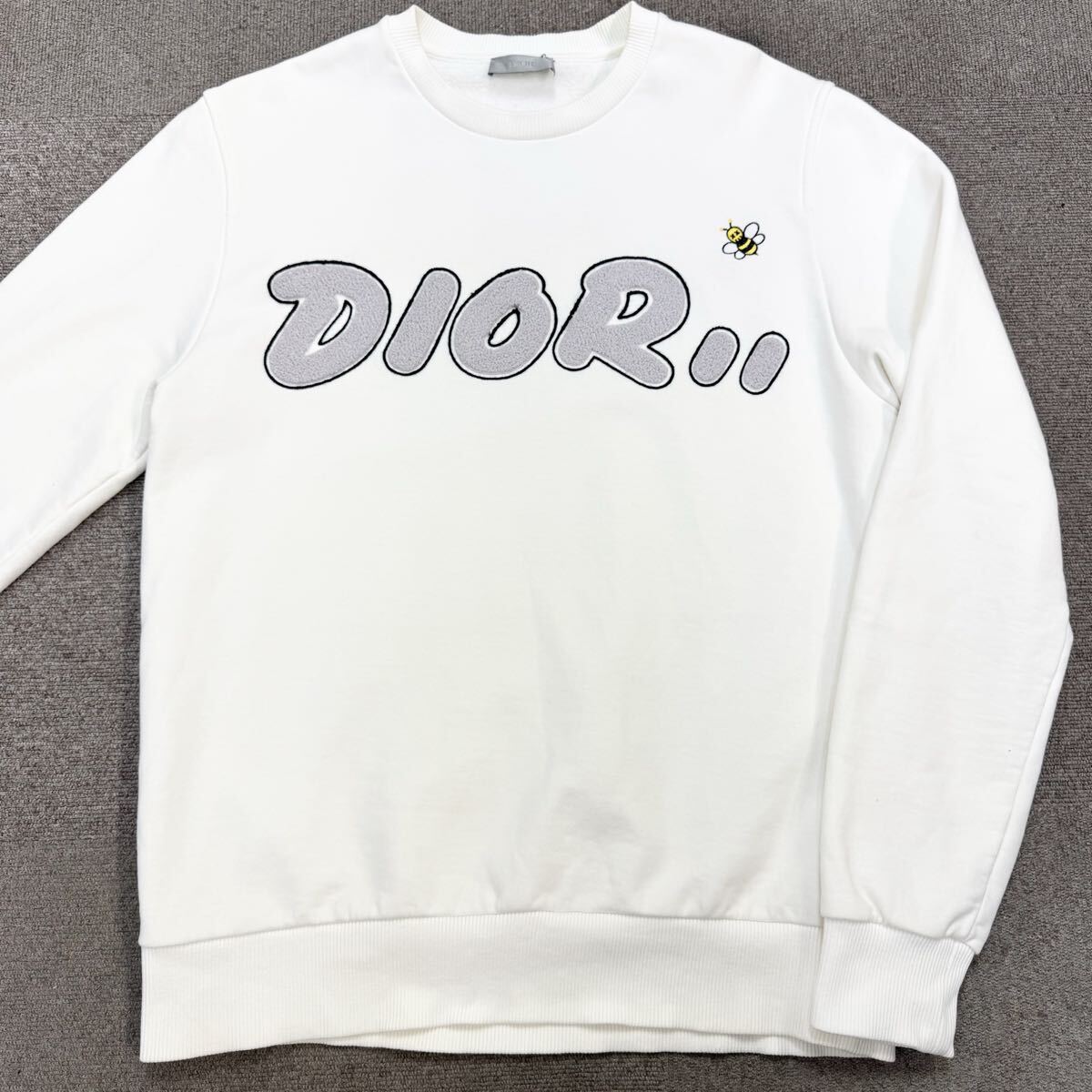 3『極美品・名作コラボ』 DIOR ディオール × KAWS カウズ コラボ スウェット トレーナー ビッグロゴ 刺繍 ホワイト 白 M相当の画像1