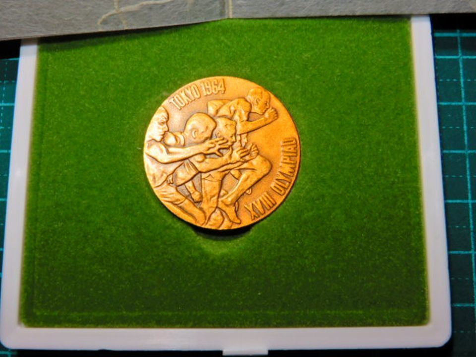 美品 大蔵省 造幣局製 1964年 TOKYO 東京オリンピック 夏季 五輪 記念メダル 記章 記念章 コイン アスリート姿 選手 スーベニア_画像4