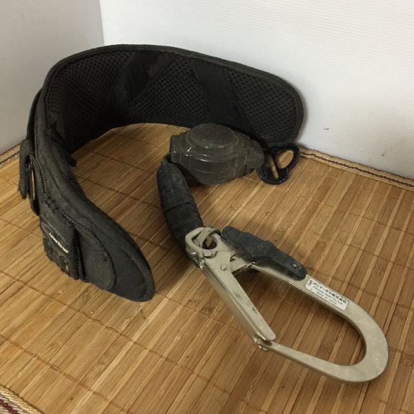 管ケ　【まとめて】安全帯 ウエストクッション ショックアブソーバー 2点セット ポリマーギヤ 安全ベルト 高所作業 落下防止 建築_画像1