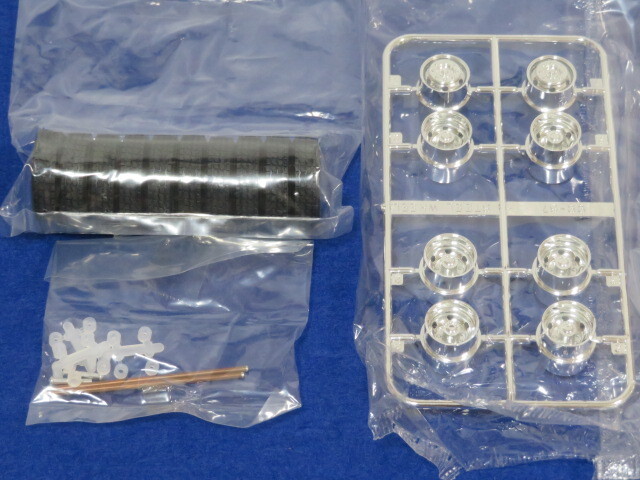 代引き可能! 20インチ 99-67ホイール(メッキ) 20インチタイヤ10個(ポリキャップ×3，シャフト×2、リベット×2含む) アオシマ 1/32_画像1