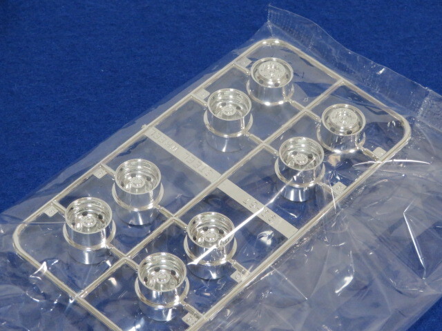 代引き可能! 20インチ 99-67ホイール(メッキ) 20インチタイヤ10個(ポリキャップ×3，シャフト×2、リベット×2含む) アオシマ 1/32_画像2