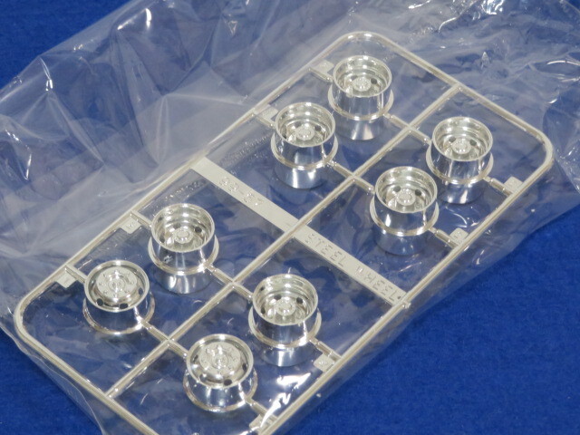 代引き可能! 20インチ 99-67ホイール(メッキ) 20インチタイヤ10個(ポリキャップ×3，シャフト×2、リベット×2含む) アオシマ 1/32_画像3