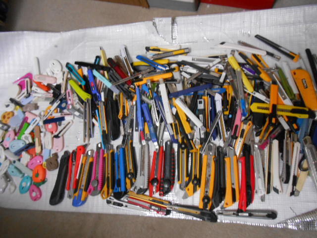 ★カッターナイフ　大量　３００個ぐらい　まとめて！２５１００４－２　（検）文具　学校　切断　クロス　作業　事務　裁縫　梱包　_画像1