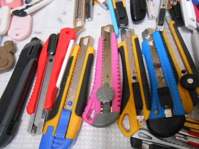 ★カッターナイフ　大量　３００個ぐらい　まとめて！２５１００４－２　（検）文具　学校　切断　クロス　作業　事務　裁縫　梱包　_画像2