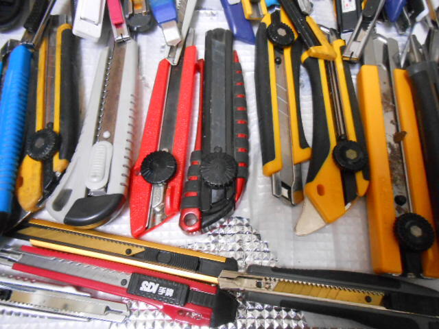 ★カッターナイフ　大量　３００個ぐらい　まとめて！２５１００４－２　（検）文具　学校　切断　クロス　作業　事務　裁縫　梱包　_画像3