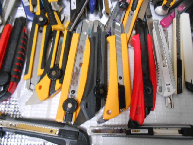 ★カッターナイフ　大量　３００個ぐらい　まとめて！２５１００４－２　（検）文具　学校　切断　クロス　作業　事務　裁縫　梱包　_画像4