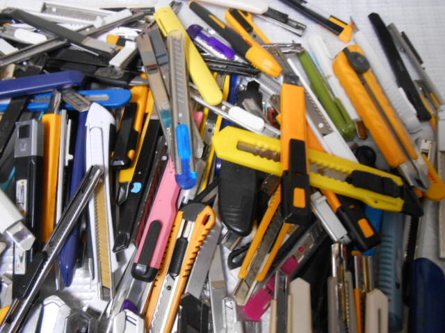 ★カッターナイフ　大量　３００個ぐらい　まとめて！２５１００４－２　（検）文具　学校　切断　クロス　作業　事務　裁縫　梱包　_画像6