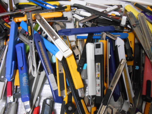 ★カッターナイフ　大量　３００個ぐらい　まとめて！２５１００４－２　（検）文具　学校　切断　クロス　作業　事務　裁縫　梱包　_画像7