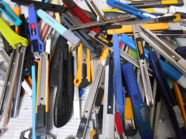 ★カッターナイフ　大量　３００個ぐらい　まとめて！２５１００４－２　（検）文具　学校　切断　クロス　作業　事務　裁縫　梱包　_画像8