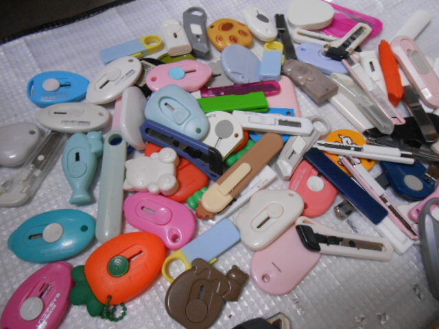 ★カッターナイフ　大量　３００個ぐらい　まとめて！２５１００４－２　（検）文具　学校　切断　クロス　作業　事務　裁縫　梱包　_画像9