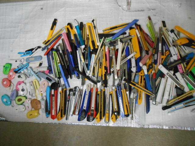 ★カッターナイフ　大量　２００個ぐらい　まとめて！（２５１０２４－A）(検）内装工事　クロス　文具　裁縫　事務用品　学校　作業_画像1