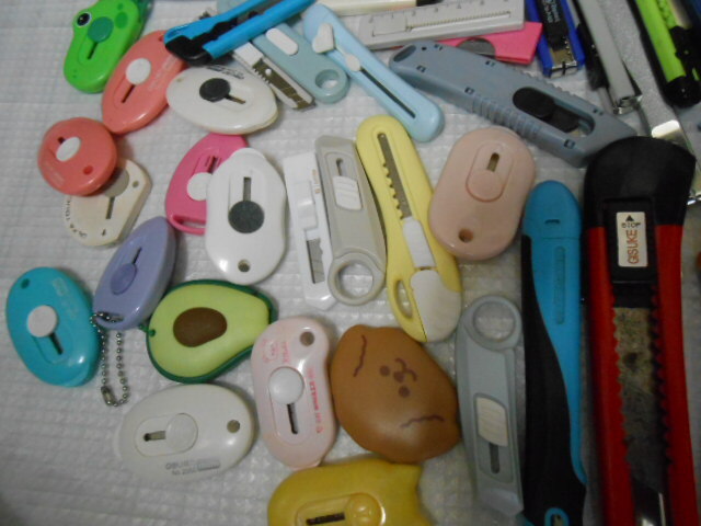 ★カッターナイフ　大量　２００個ぐらい　まとめて！（２５１０２４－A）(検）内装工事　クロス　文具　裁縫　事務用品　学校　作業_画像2