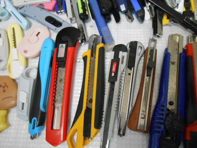 ★カッターナイフ　大量　２００個ぐらい　まとめて！（２５１０２４－A）(検）内装工事　クロス　文具　裁縫　事務用品　学校　作業_画像3