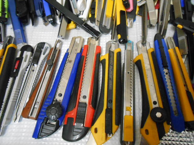 ★カッターナイフ　大量　２００個ぐらい　まとめて！（２５１０２４－A）(検）内装工事　クロス　文具　裁縫　事務用品　学校　作業_画像4