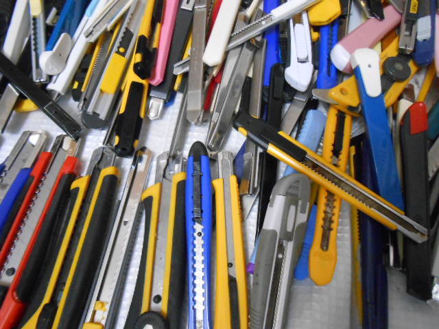 ★カッターナイフ　大量　２００個ぐらい　まとめて！（２５１０２４－A）(検）内装工事　クロス　文具　裁縫　事務用品　学校　作業_画像5