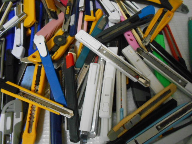 ★カッターナイフ　大量　２００個ぐらい　まとめて！（２５１０２４－A）(検）内装工事　クロス　文具　裁縫　事務用品　学校　作業_画像6