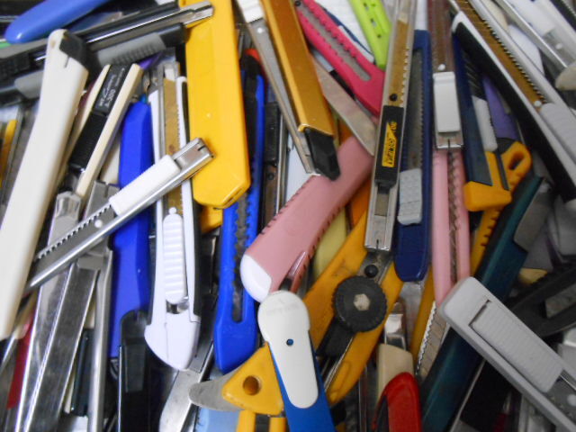 ★カッターナイフ　大量　２００個ぐらい　まとめて！（２５１０２４－A）(検）内装工事　クロス　文具　裁縫　事務用品　学校　作業_画像7