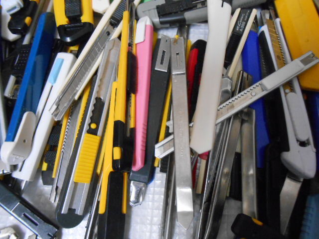 ★カッターナイフ　大量　２００個ぐらい　まとめて！（２５１０２４－A）(検）内装工事　クロス　文具　裁縫　事務用品　学校　作業_画像8