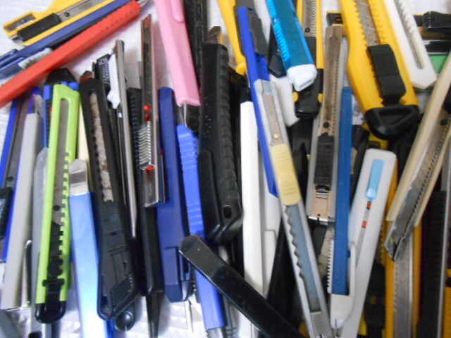 ★カッターナイフ　大量　２００個ぐらい　まとめて！（２５１０２４－A）(検）内装工事　クロス　文具　裁縫　事務用品　学校　作業_画像9