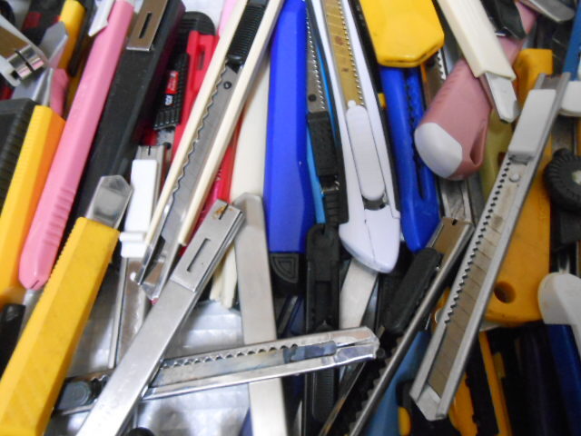 ★カッターナイフ　大量　２００個ぐらい　まとめて！（２５１０２４－A）(検）内装工事　クロス　文具　裁縫　事務用品　学校　作業_画像10