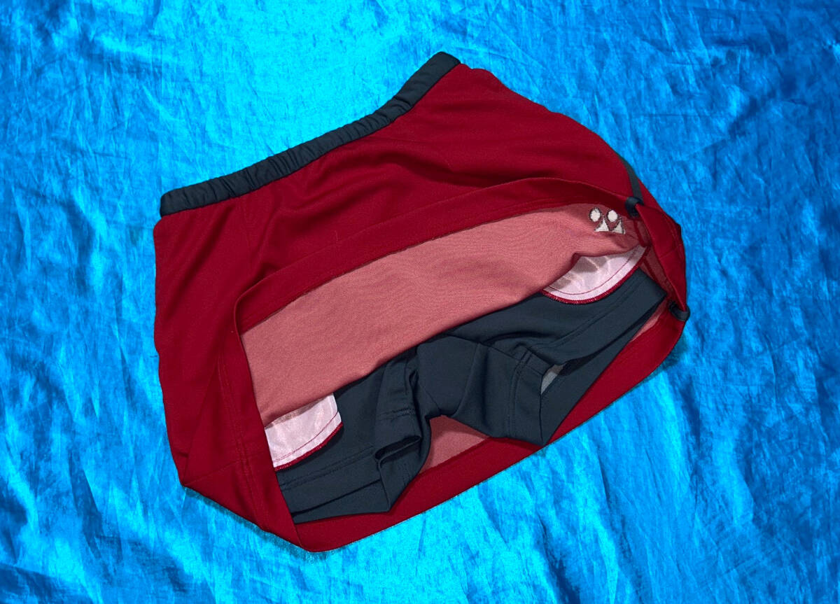 10★美品*YONEX*ヨネックス*おしゃれなワインカラーにグレー*スコート*アンダースパッツ付き*Mサイズ*テニス★_画像4