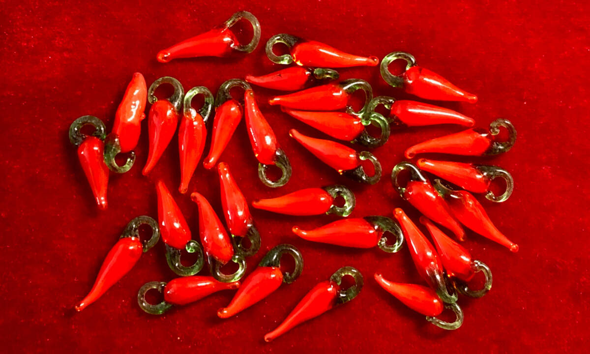 ※★※ 100個で1単位出品　ガラス細工・可愛い唐辛子Ⅱ ※★※　多子多福　商売繁盛　吉祥平安　御守りお飾り　インテリア材料等の材料に_画像1