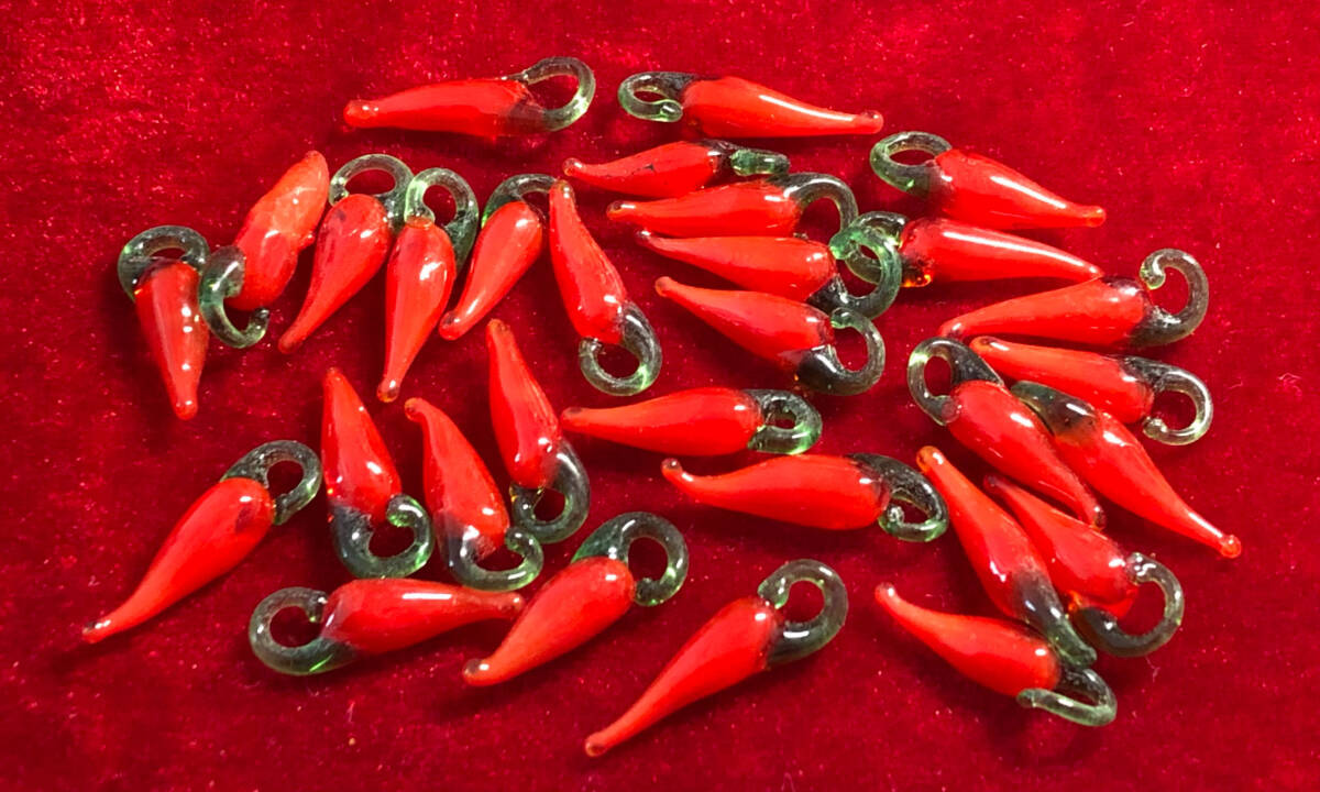 ※★※ 100個で1単位出品　ガラス細工・可愛い唐辛子Ⅱ ※★※　多子多福　商売繁盛　吉祥平安　御守りお飾り　インテリア材料等の材料に_画像2
