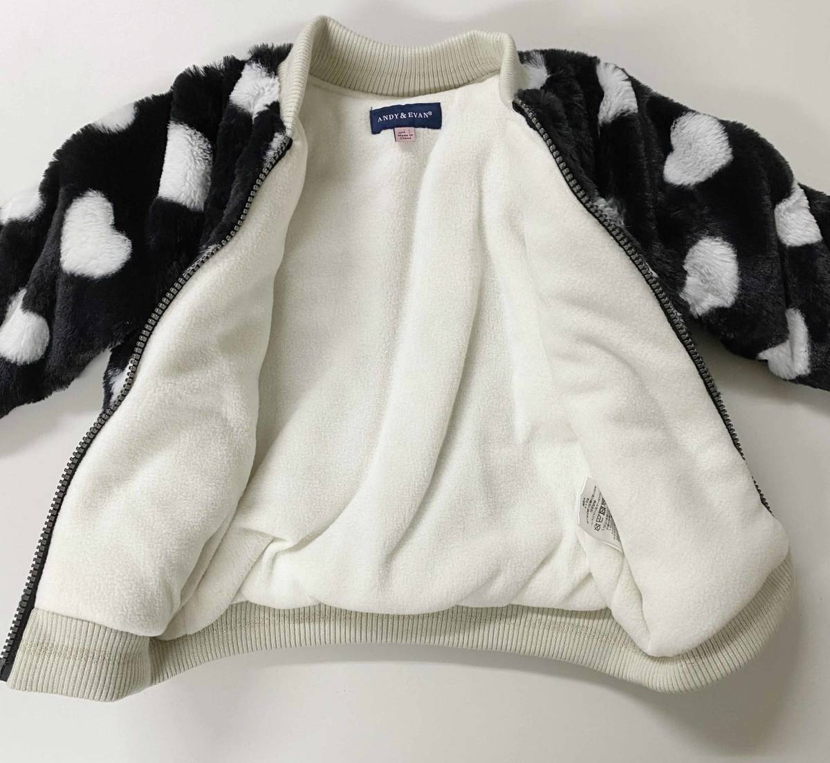 新品 110 ★ コストコ andy&evan ガールズ ボア ジャケット 4T ブラック ハート ホワイト フルジップ ジャンパー ふわふわ もこもこ 上着_画像4