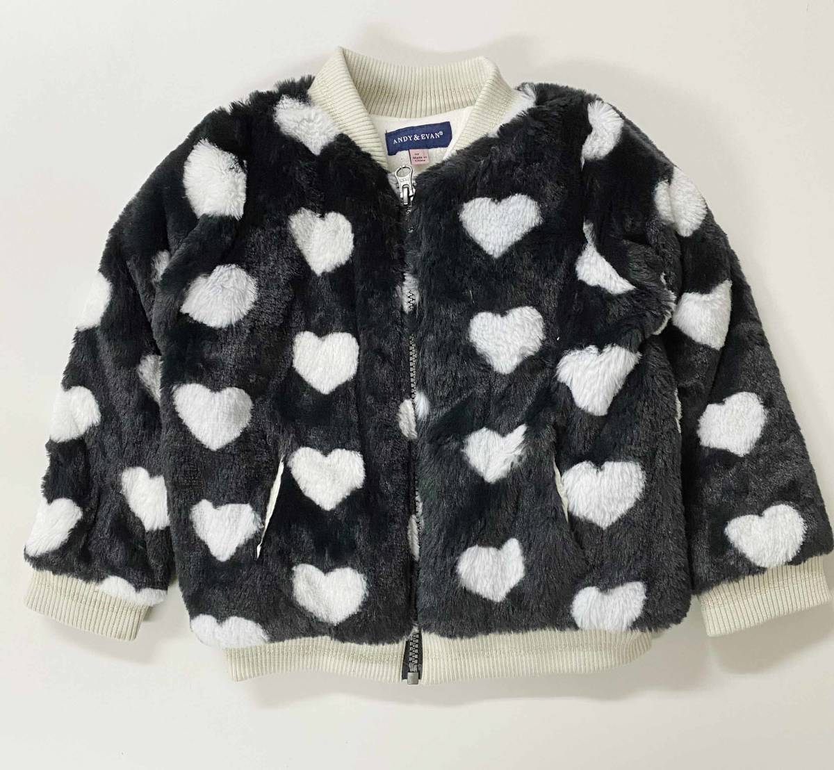 新品 110 ★ コストコ andy&evan ガールズ ボア ジャケット 4T ブラック ハート ホワイト フルジップ ジャンパー ふわふわ もこもこ 上着_画像2