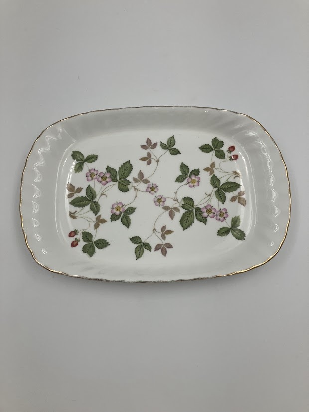 【ウェッジウッド WEDGWOOD WILD STRAWBERRY ワイルドストロベリー スクエアプレート Bone China MADE IN ENGLAND 中古 角皿】_画像1