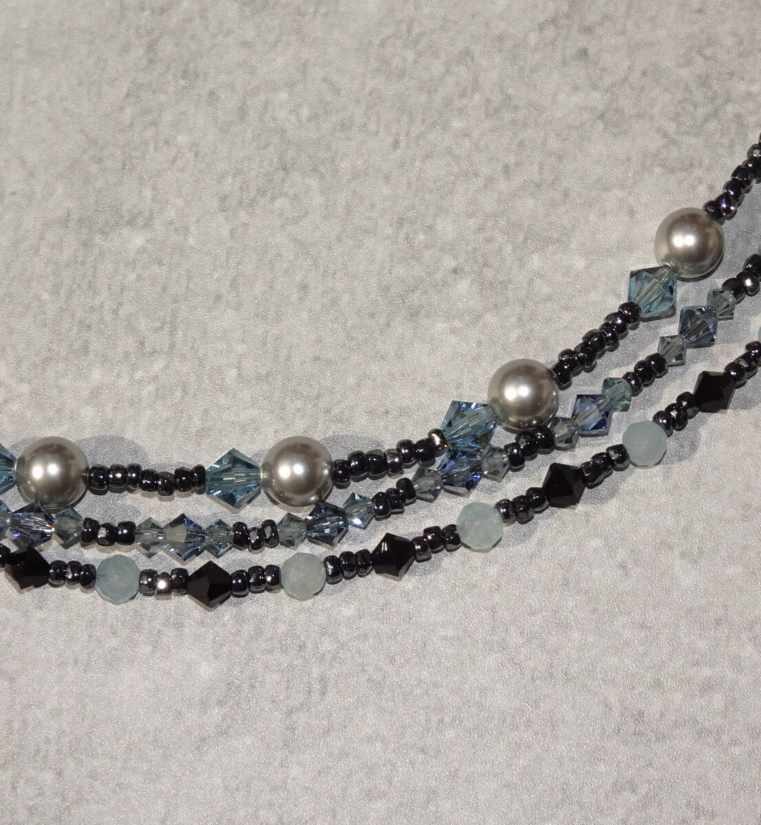 ハンドメイド 天然石とスワロビーズの3連ブレスレット ブルー&ブラック_画像2