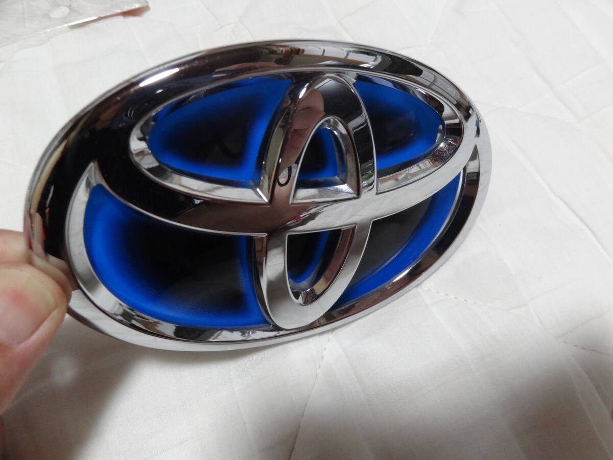 ③ トヨタ純正 メッキエンブレム 中古品 車種不明 汎用加工カスタム流用部品取りDIY フロント リア リヤ プリウス？ ハイブリッドの画像4