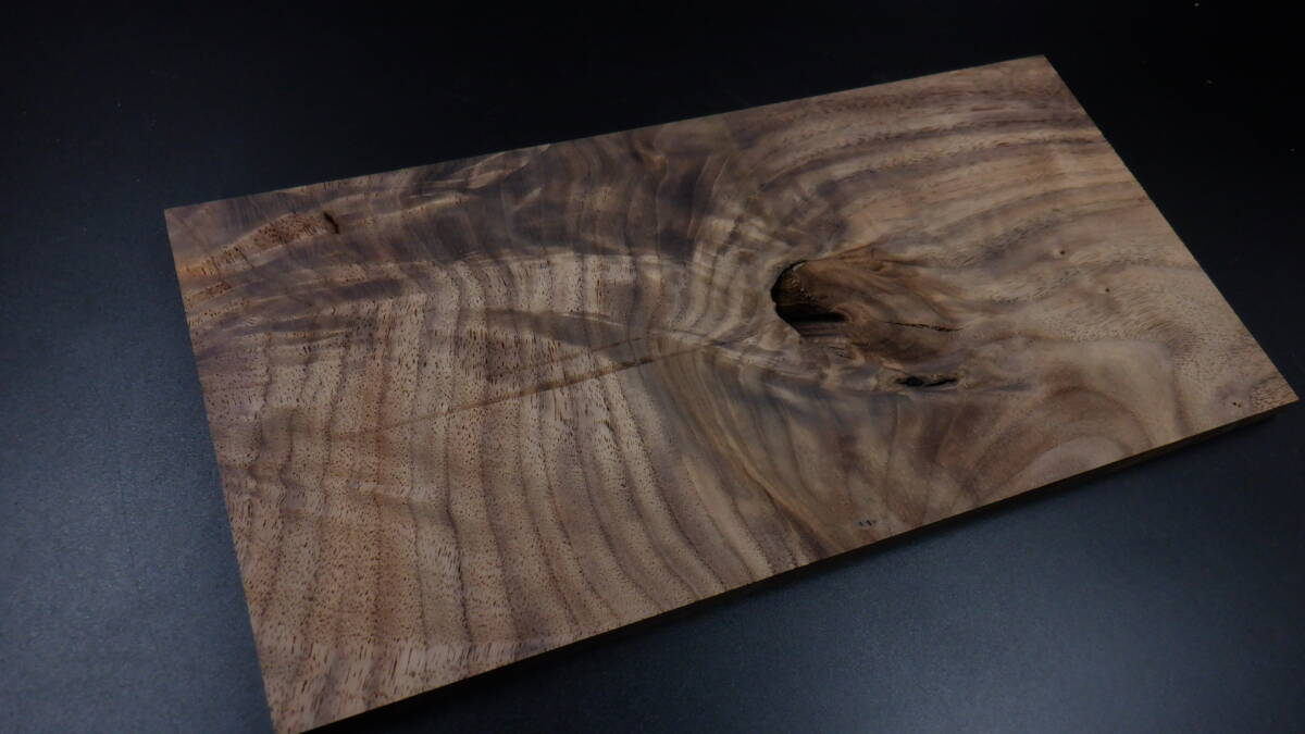 ★激杢入り!!★ ウォールナット 厚約10mm,幅約150mm,長さ300mm diy 縮杢 ペンブランク ペンターニング 木材 生地 端材 花臺(tái) 銘木 材木 no33