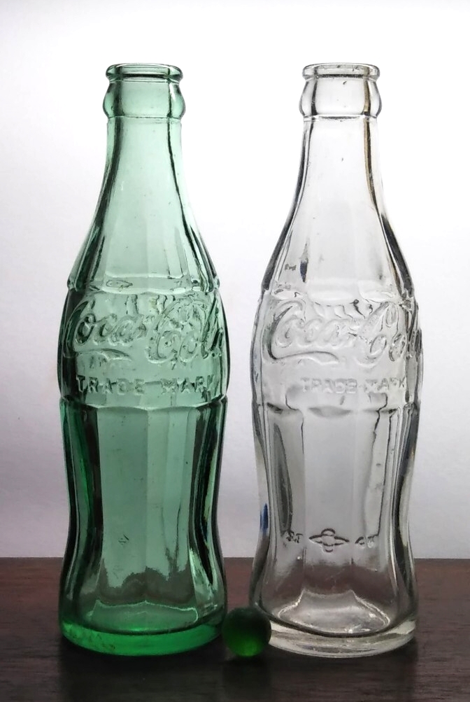 古い瓶　レトロ瓶　エンボスコカ・コーラ　2本_画像1