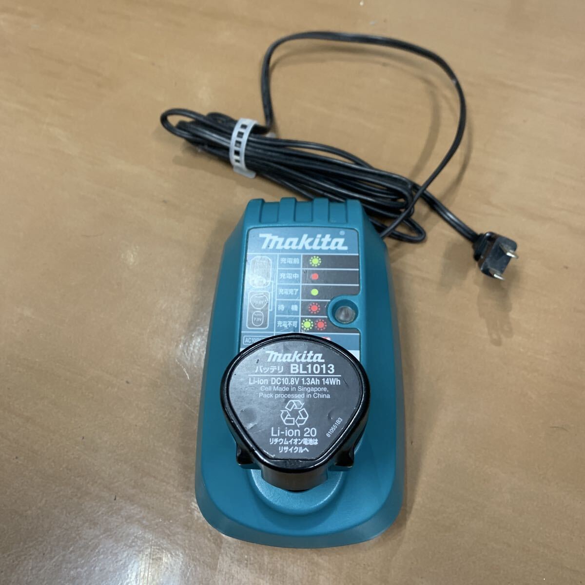 マキタ　掃除機　バッテリー二個　充電器付き　MAKITA クリーナ_画像10