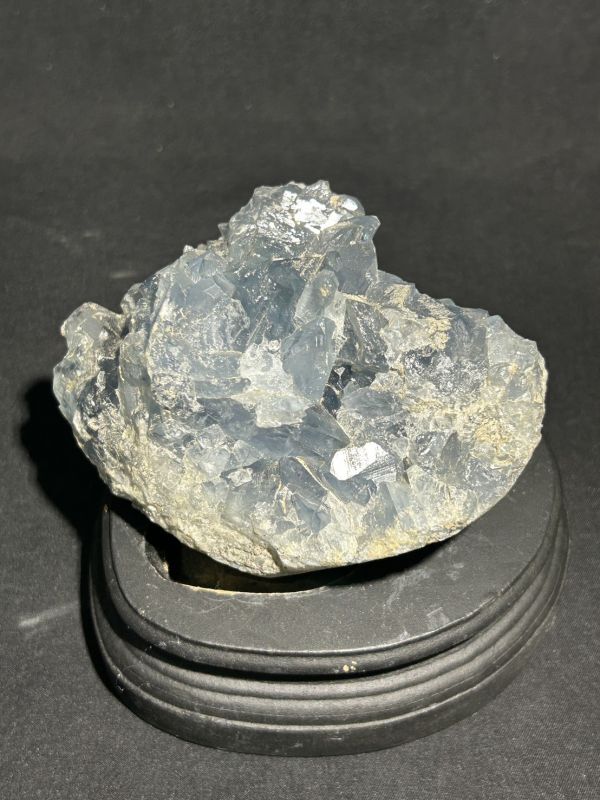 【S10-10】天然石 天青石 パワーストーン 約814g 台付き 旧家整理品_画像1