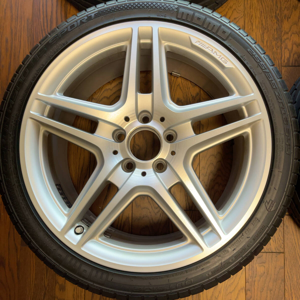 メルセデス・ベンツ W204 AMG ダイナミックハンドリングパッケージ 純正スタイルIV 5ツインスポーク18インチ+MOMO TOPRUN M-300 4本セット_画像4