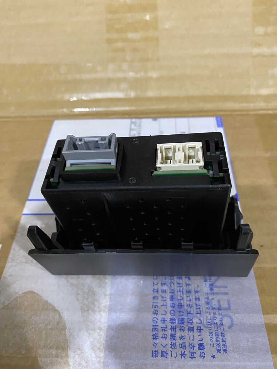 CX-8KG 純正　USB担当　USBソケット　TC3M669U0B cx5 cx8_画像2